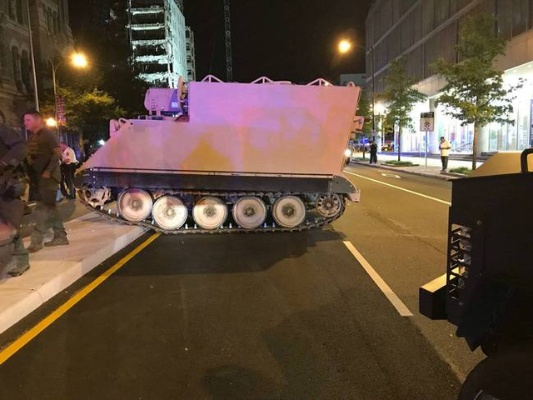 《侠盗猎车5》迈克尔狂飙美女相伴,惊险撞警车瞬间壁纸曝光 《侠盗猎车5》迈克尔狂飙美女相伴,惊险撞警车瞬间壁纸曝光